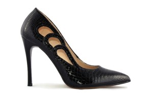 czarna lakierowana szpilka  2502