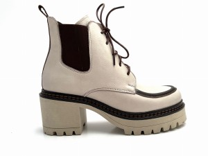 2734  beżowy botek z dodatkami czekolady