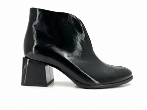 2751 czarne lakierowane botki, na stabilnym obcasie z krótką cholewką