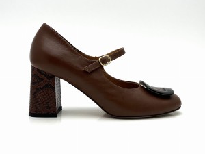 2764 koniakowe czółenka zapinane na pasek z ozdobą